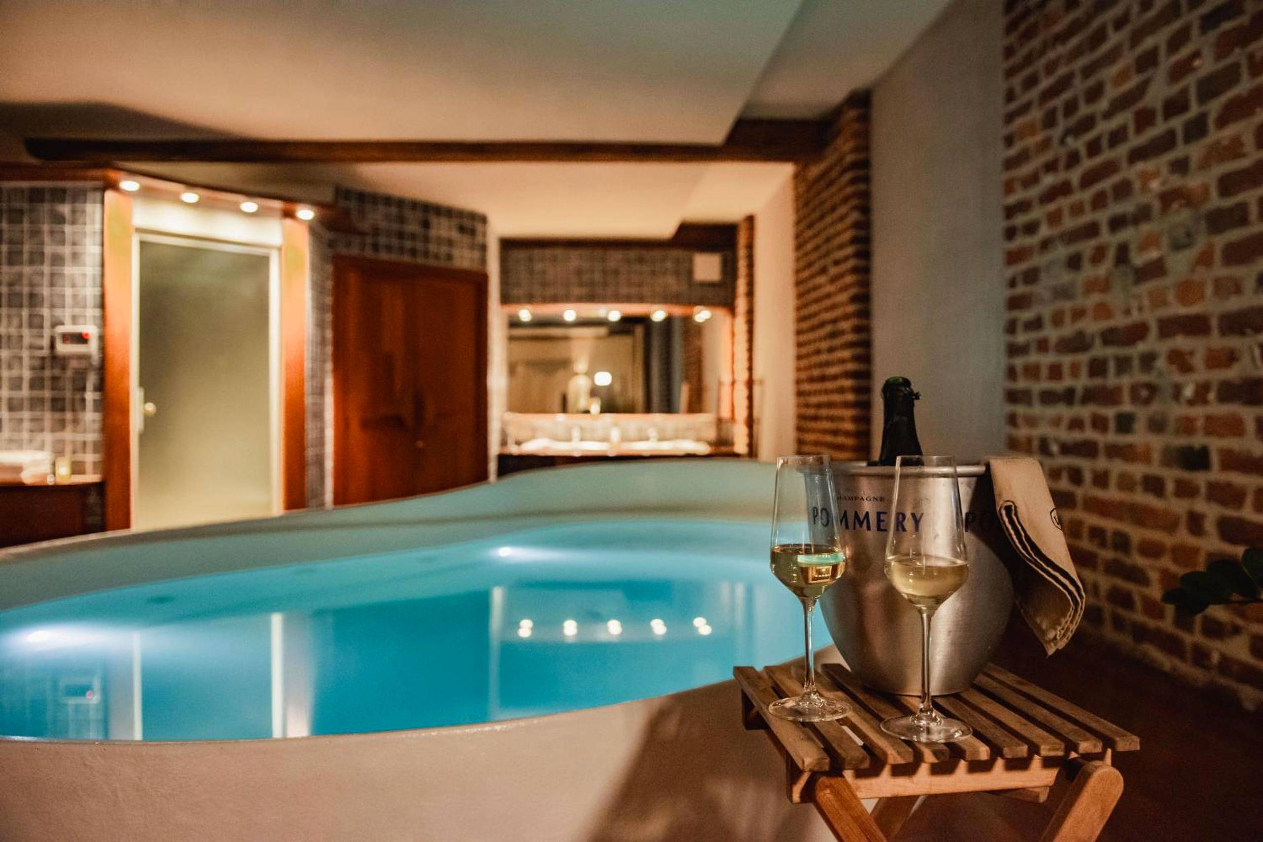 Seau à champagne et verres au bord du jacuzzi - Baiser de Cupidon