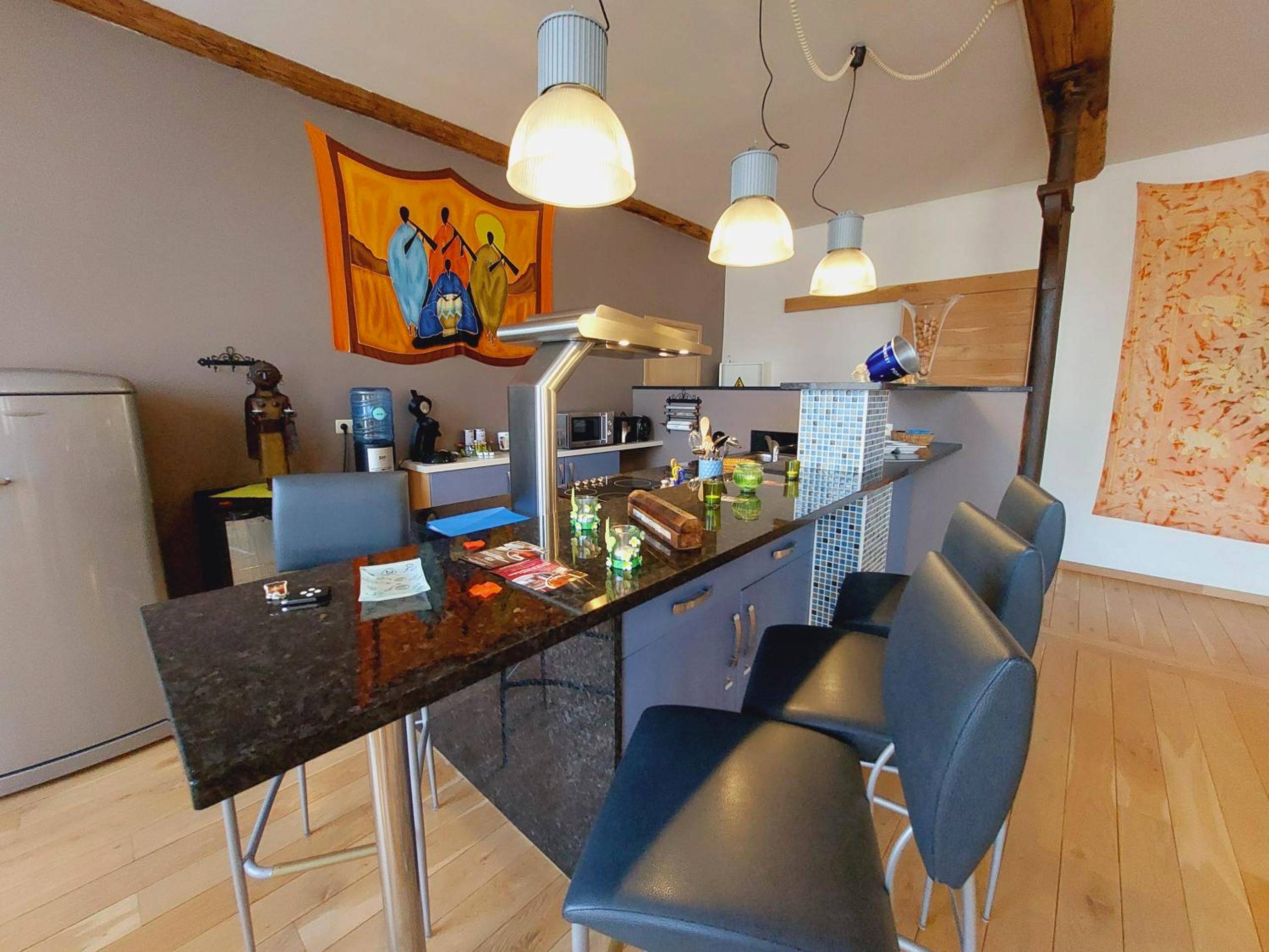 Cuisine équipée avec bar et chaises hautes - Baiser de Cupidon