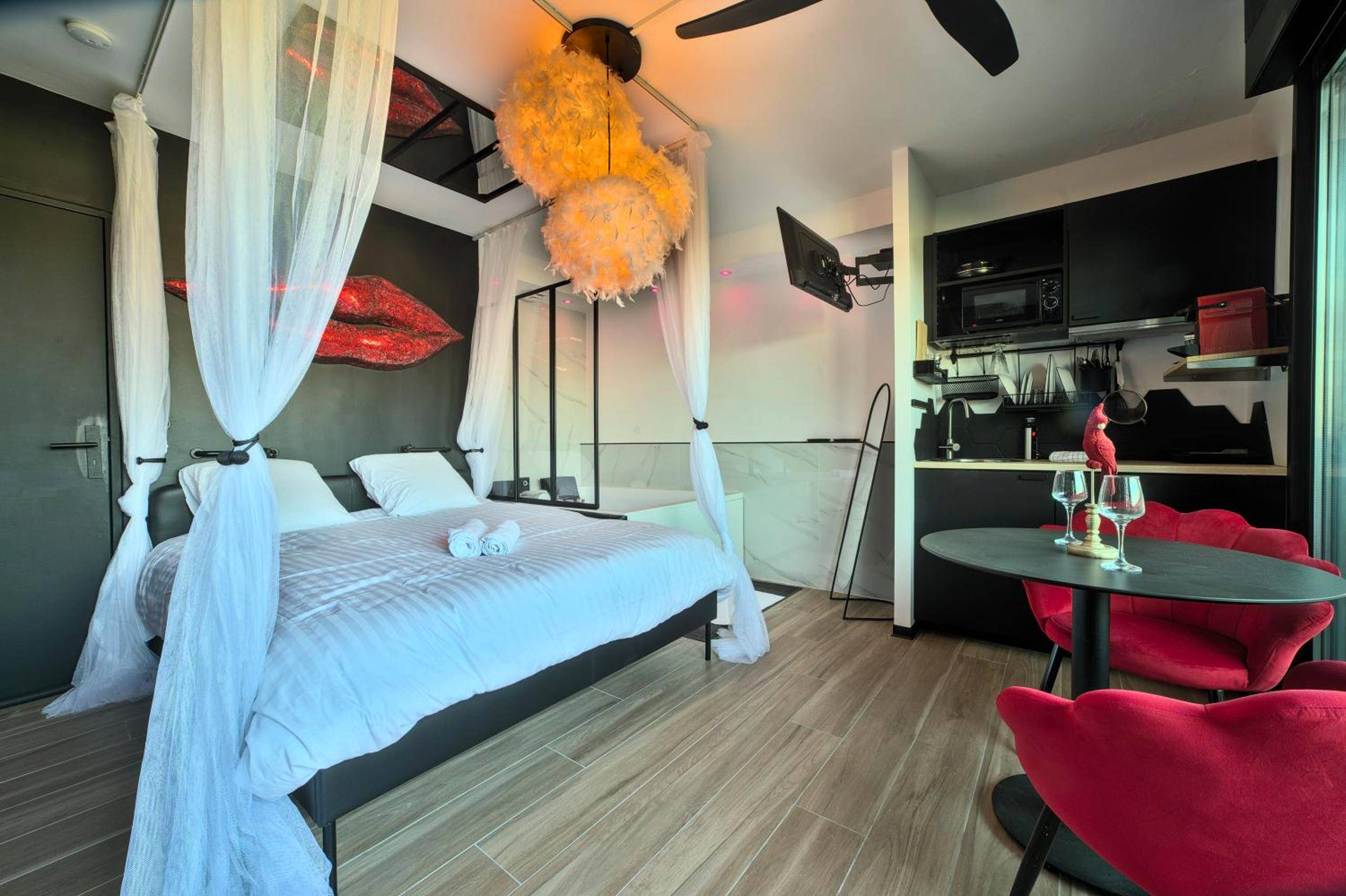 Studio avec lit baldaquin et coin repas - Le balcon romantique
