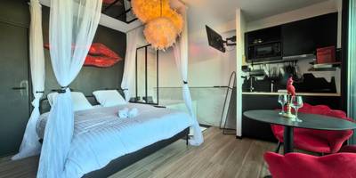 Studio avec lit baldaquin et coin repas - Le balcon romantique