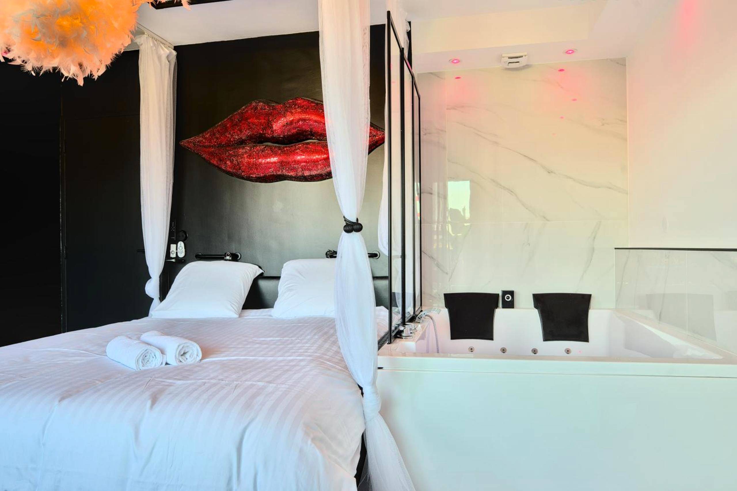 Baignoire balnéo face au lit king size - Le balcon romantique