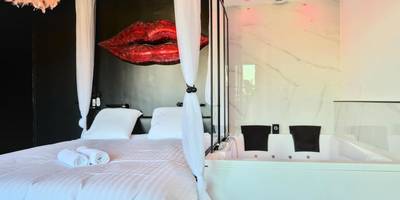 Baignoire balnéo face au lit king size - Le balcon romantique