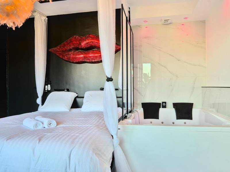 Baignoire balnéo face au lit king size - Le balcon romantique