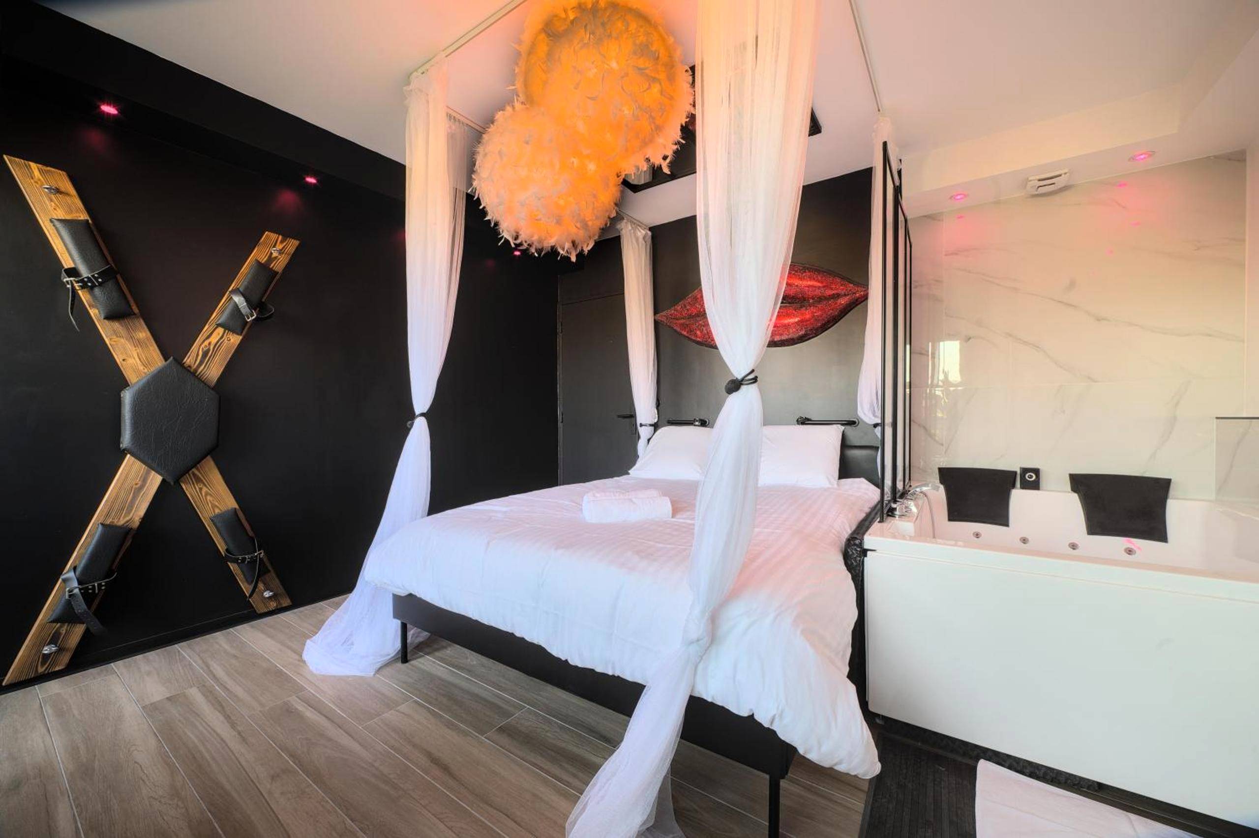 Croix de Saint - André et lit baldaquin - Le balcon romantique