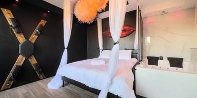 Croix de Saint - André et lit baldaquin - Le balcon romantique