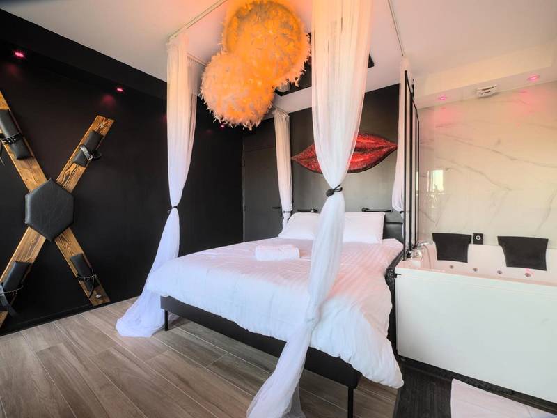 Croix de Saint - André et lit baldaquin - Le balcon romantique