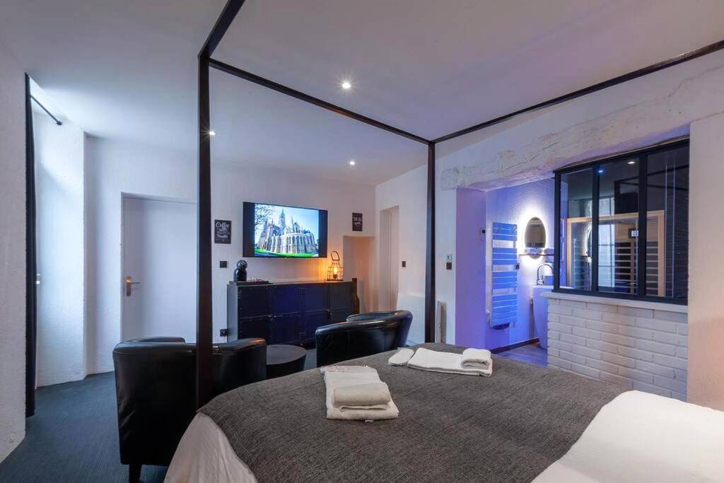 Chambre avec lit à baldaquin et écran plat - Bayeuzen - Le Baldaquin - Nuitée avec Spa Privatif