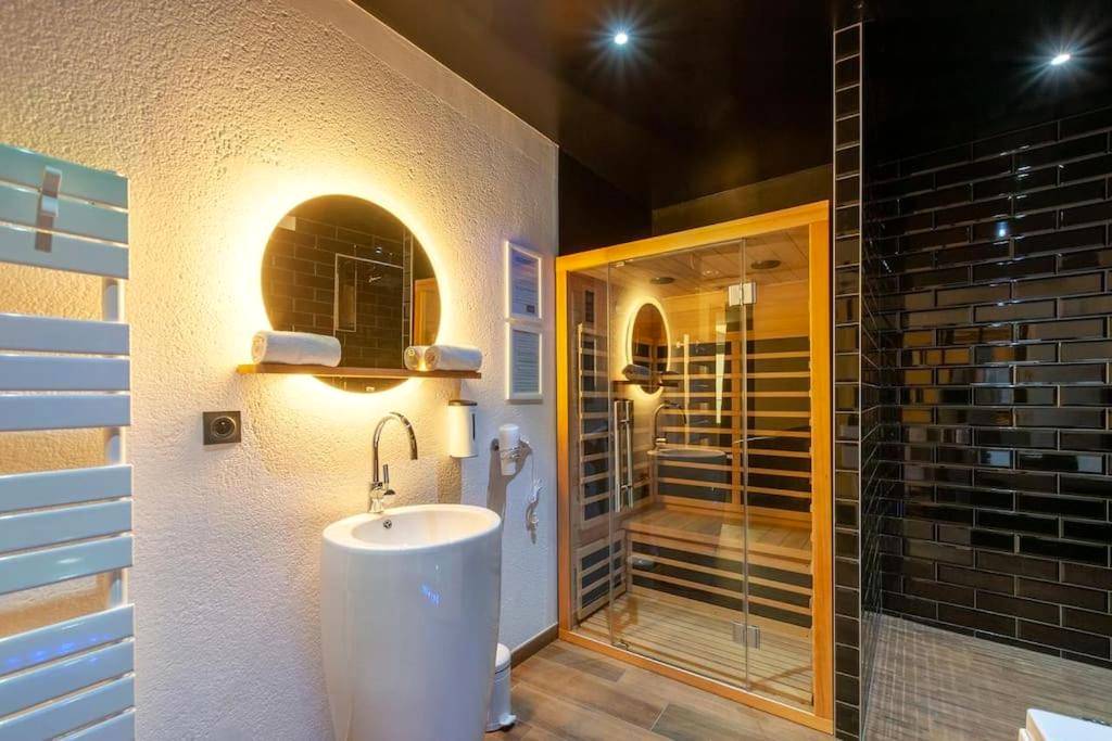 Sauna privatif et vasque design éclairée - Bayeuzen - Le Baldaquin - Nuitée avec Spa Privatif