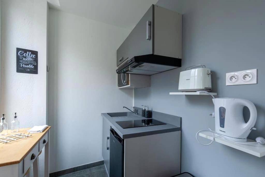 Kitchenette équipée avec bouilloire et grille - pain - Bayeuzen - Le Baldaquin - Nuitée avec Spa Privatif