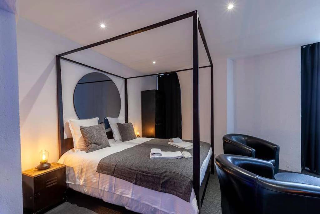 Lit à baldaquin avec chevets industriels - Bayeuzen - Le Baldaquin - Nuitée avec Spa Privatif