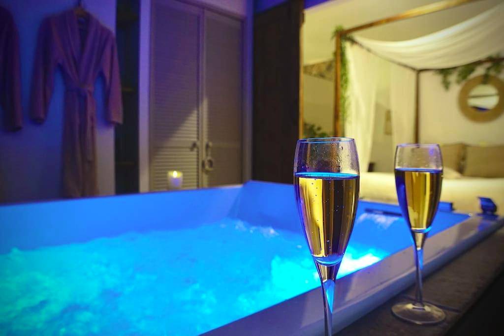Jacuzzi privatif éclairé et flûtes de champagne - Love Room Grenoble - BALI DREAM, pour une escapade inoubliable!