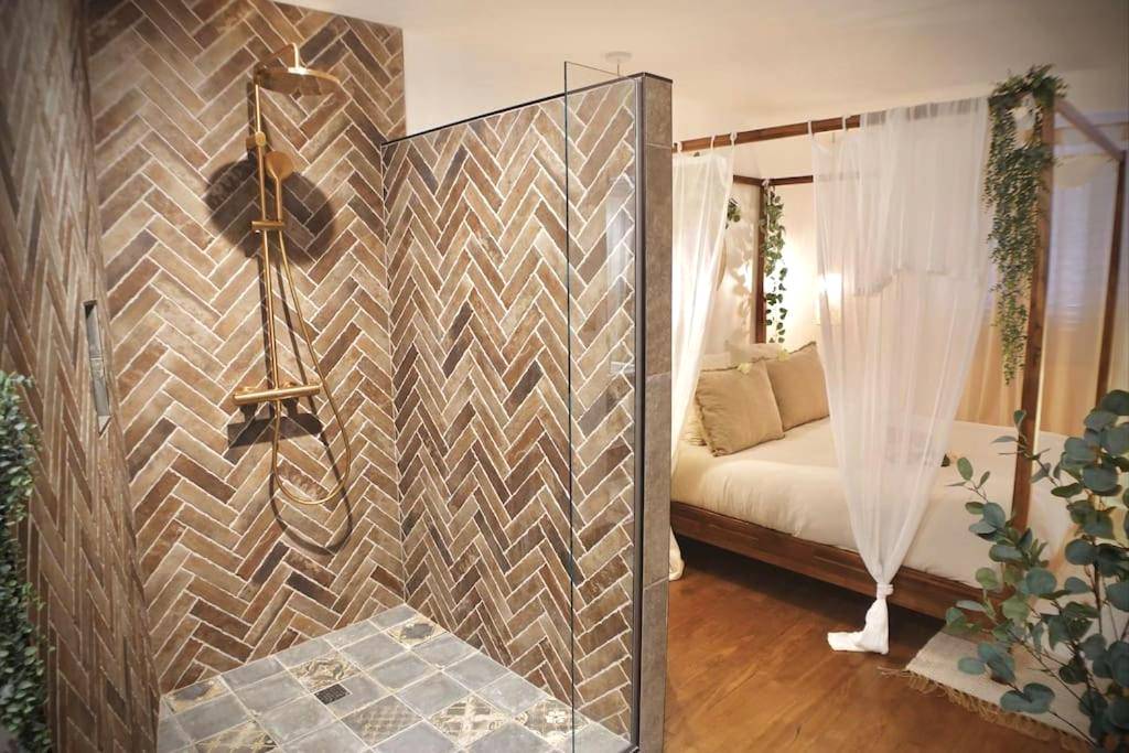 Douche à l'italienne et lit à baldaquin - BALI DREAM, pour une escapade inoubliable!