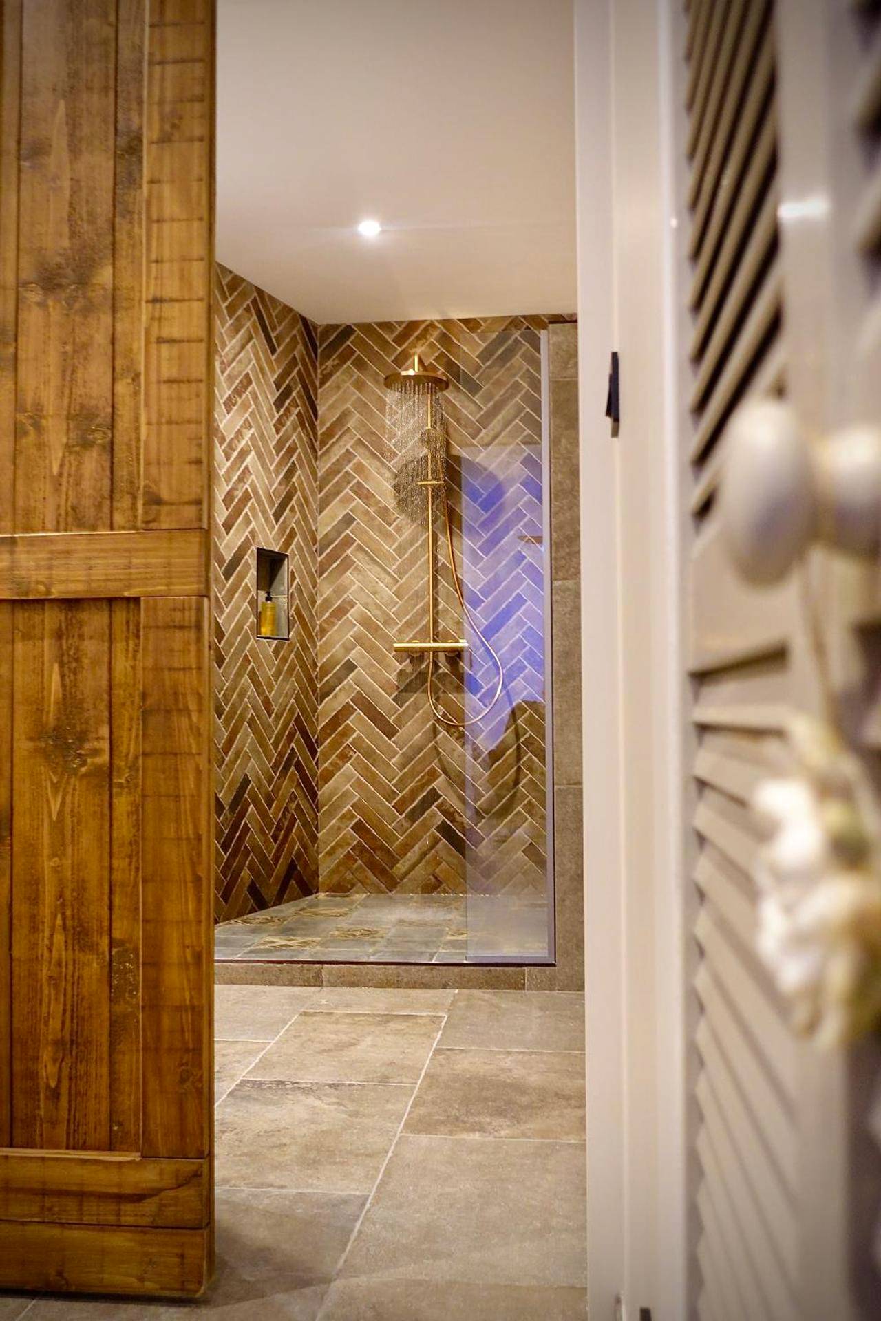 Douche avec carrelage en chevrons et robinetterie - BALI DREAM, pour une escapade inoubliable!