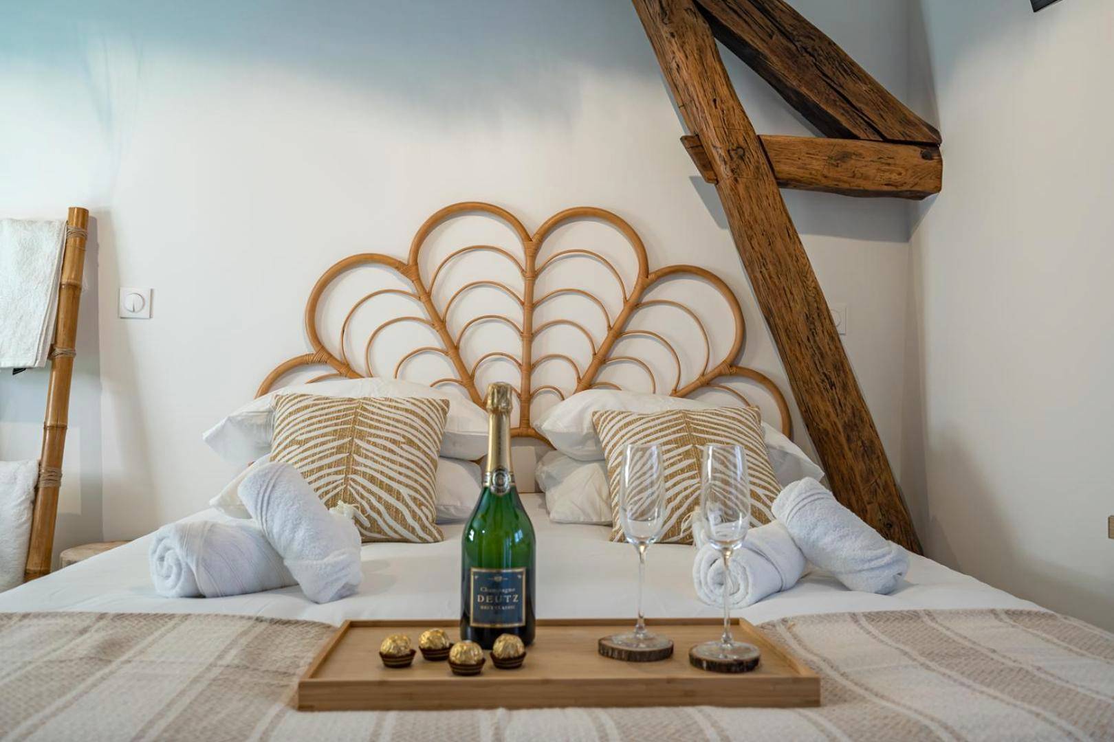 Plateau d'accueil avec champagne sur lit douillet - BALI ROOM / Magnifique studio évasion JACCUZI