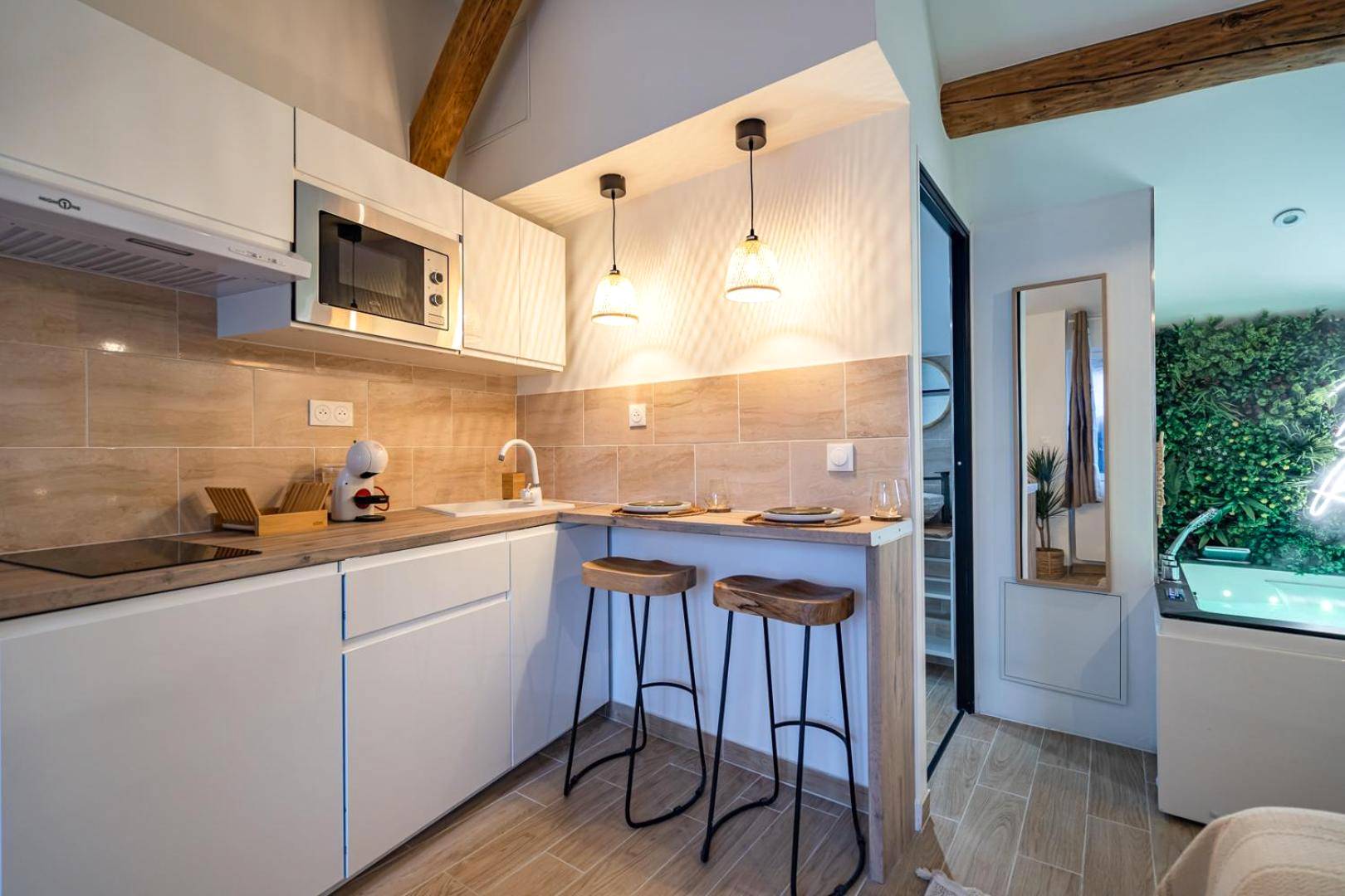 Cuisine équipée avec coin repas et tabourets - BALI ROOM / Magnifique studio évasion JACCUZI