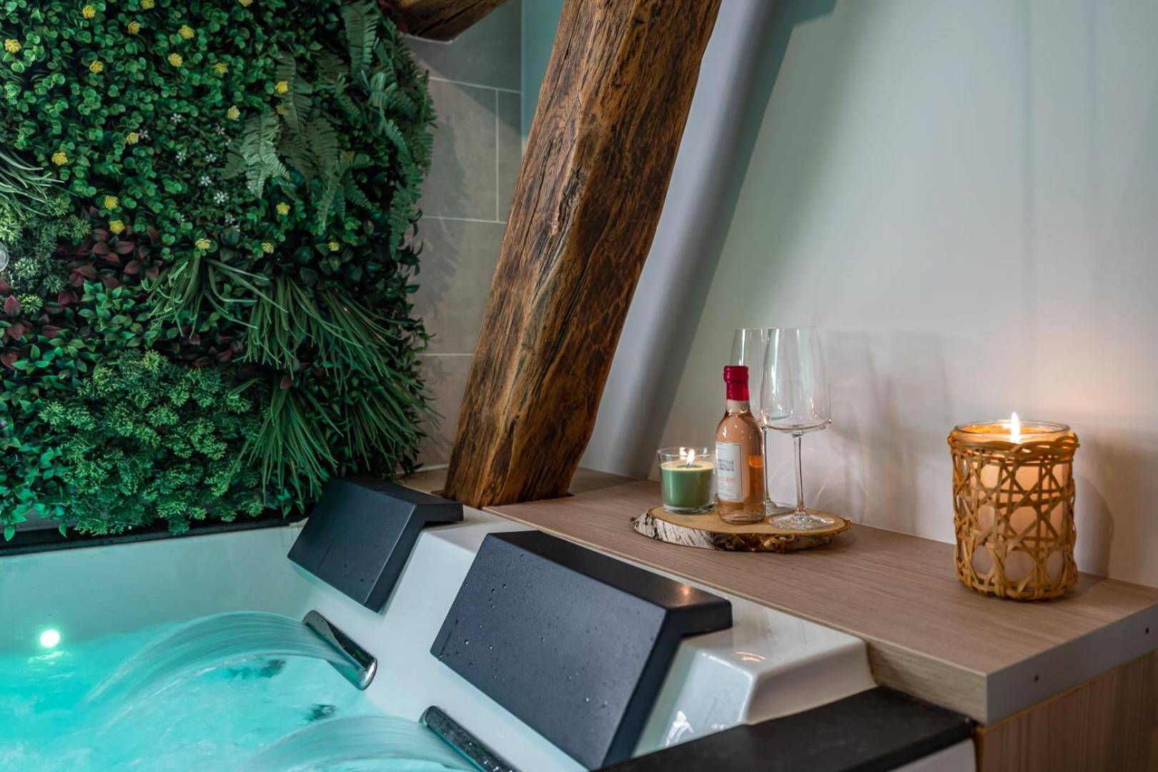 Détail du jacuzzi avec bougies et mur végétal - BALI ROOM / Magnifique studio évasion JACCUZI