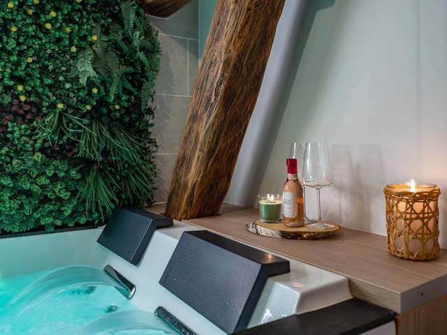 Détail du jacuzzi avec bougies et mur végétal - BALI ROOM / Magnifique studio évasion JACCUZI