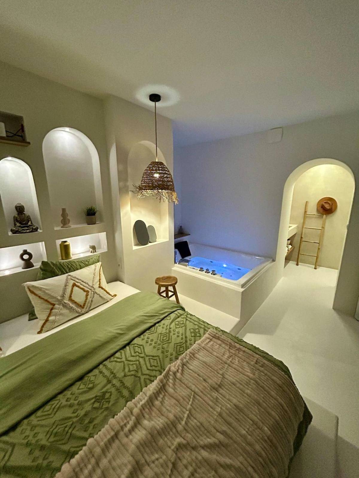 Chambre avec lit double et jacuzzi privatif - Love Room Planfoy - Bali Suite - Spa Jacuzzi