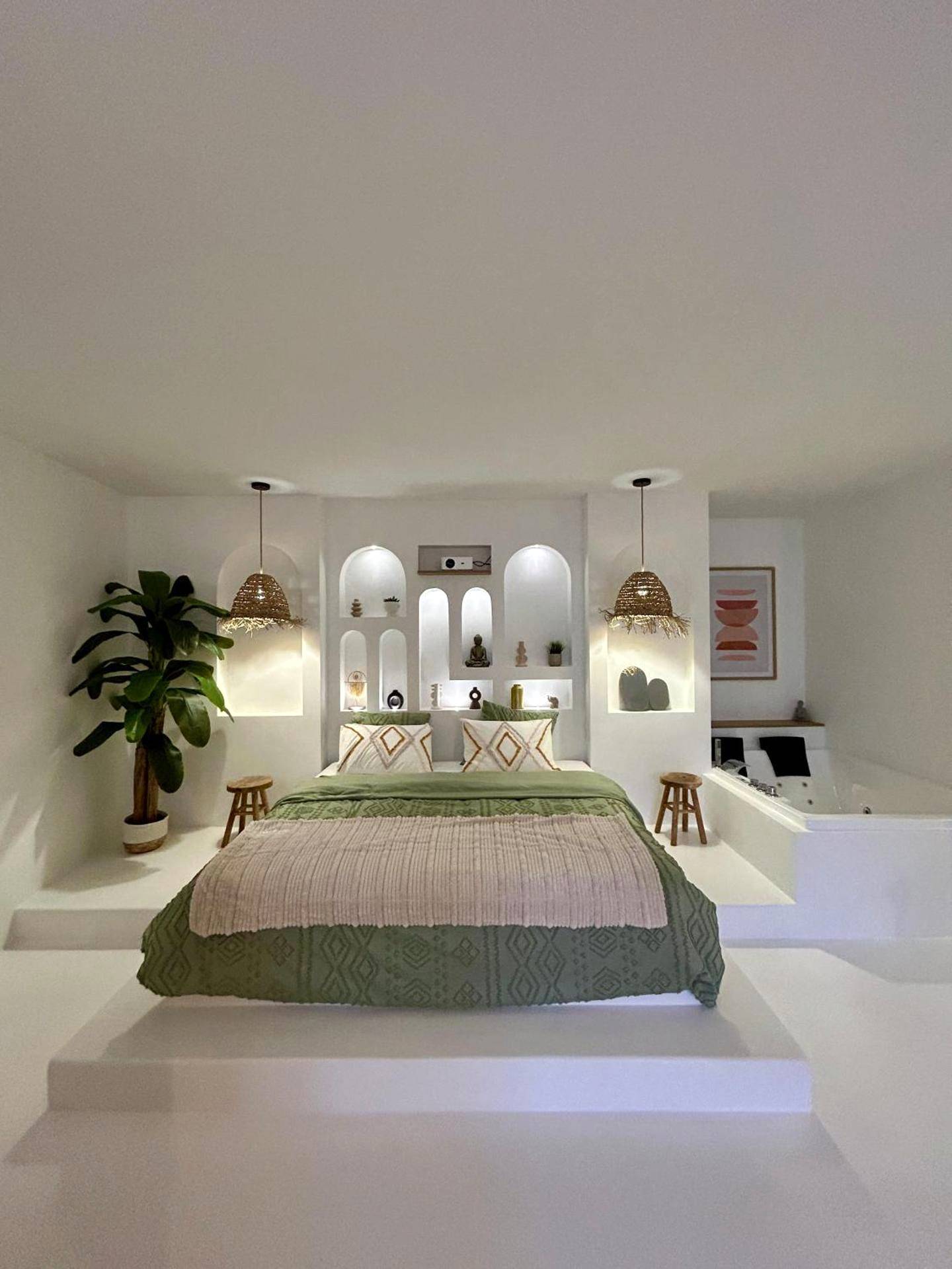 Lit king size sur estrade et alcôves décorées - Bali Suite - Spa Jacuzzi