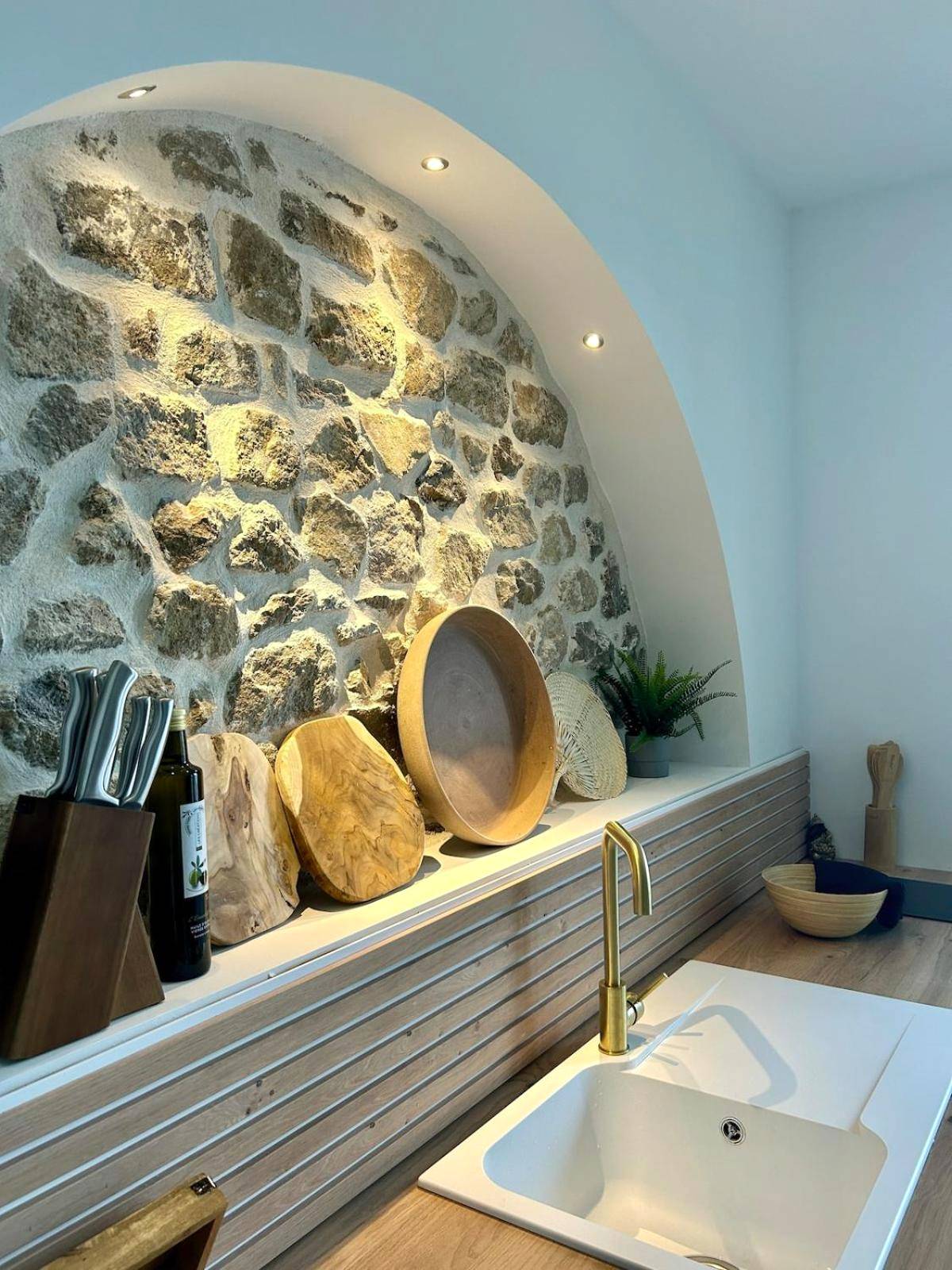 Cuisine avec mur en pierre et robinetterie dorée - Bali Suite - Spa Jacuzzi