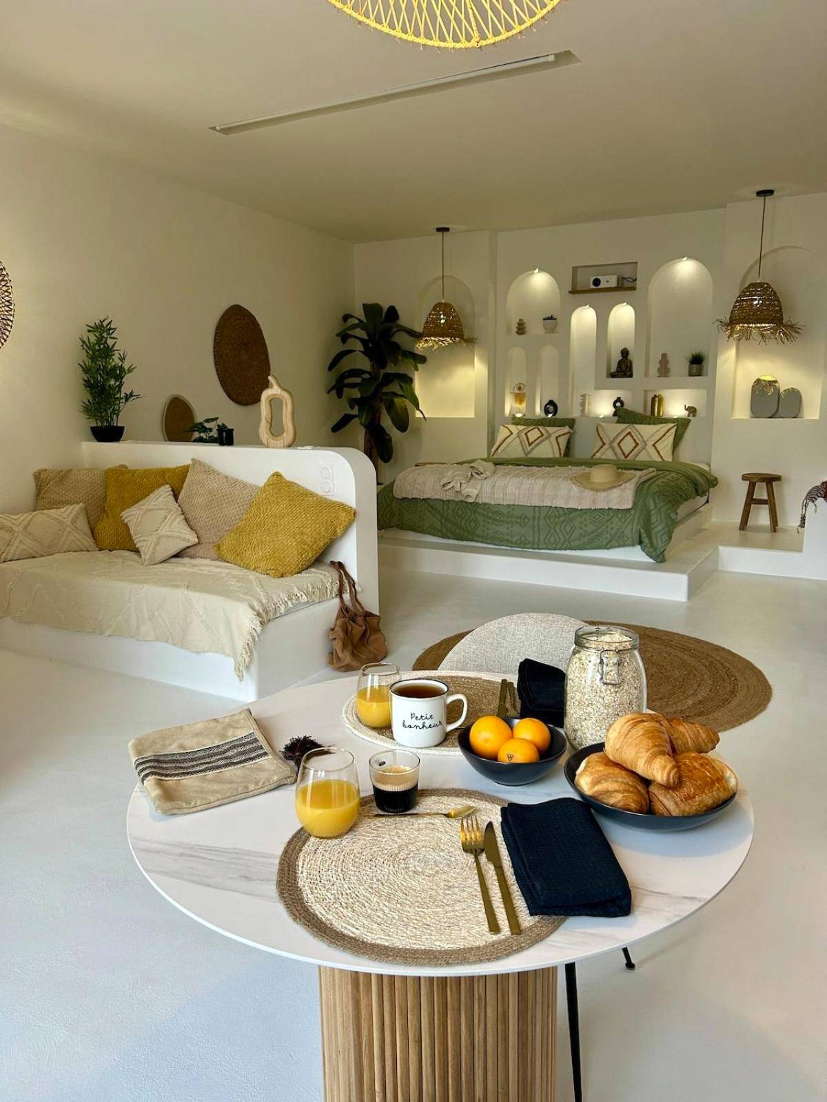 Table de petit - déjeuner dressée face au salon - Bali Suite - Spa Jacuzzi