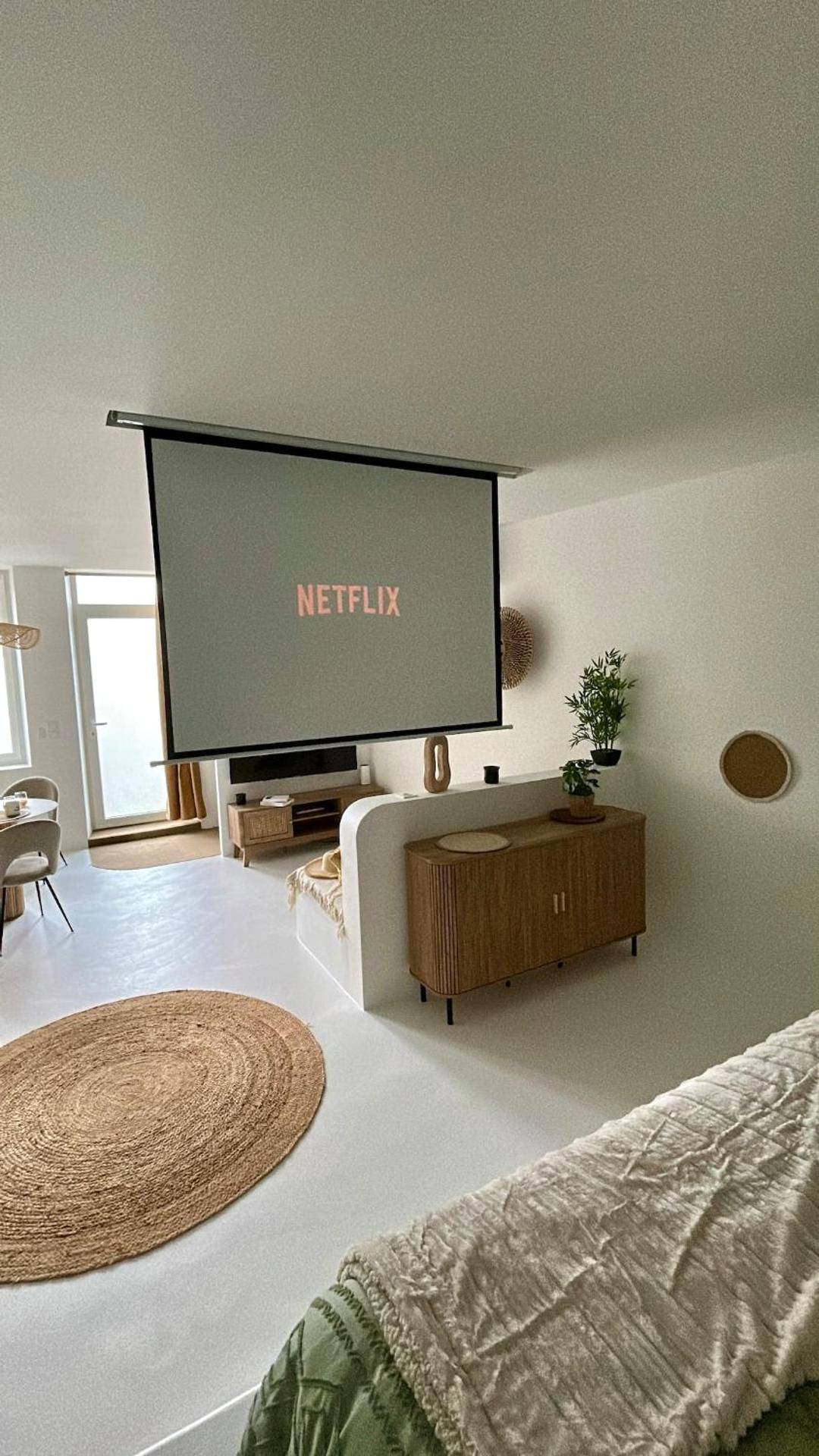 Écran de projection cinéma face au lit - Bali Suite - Spa Jacuzzi