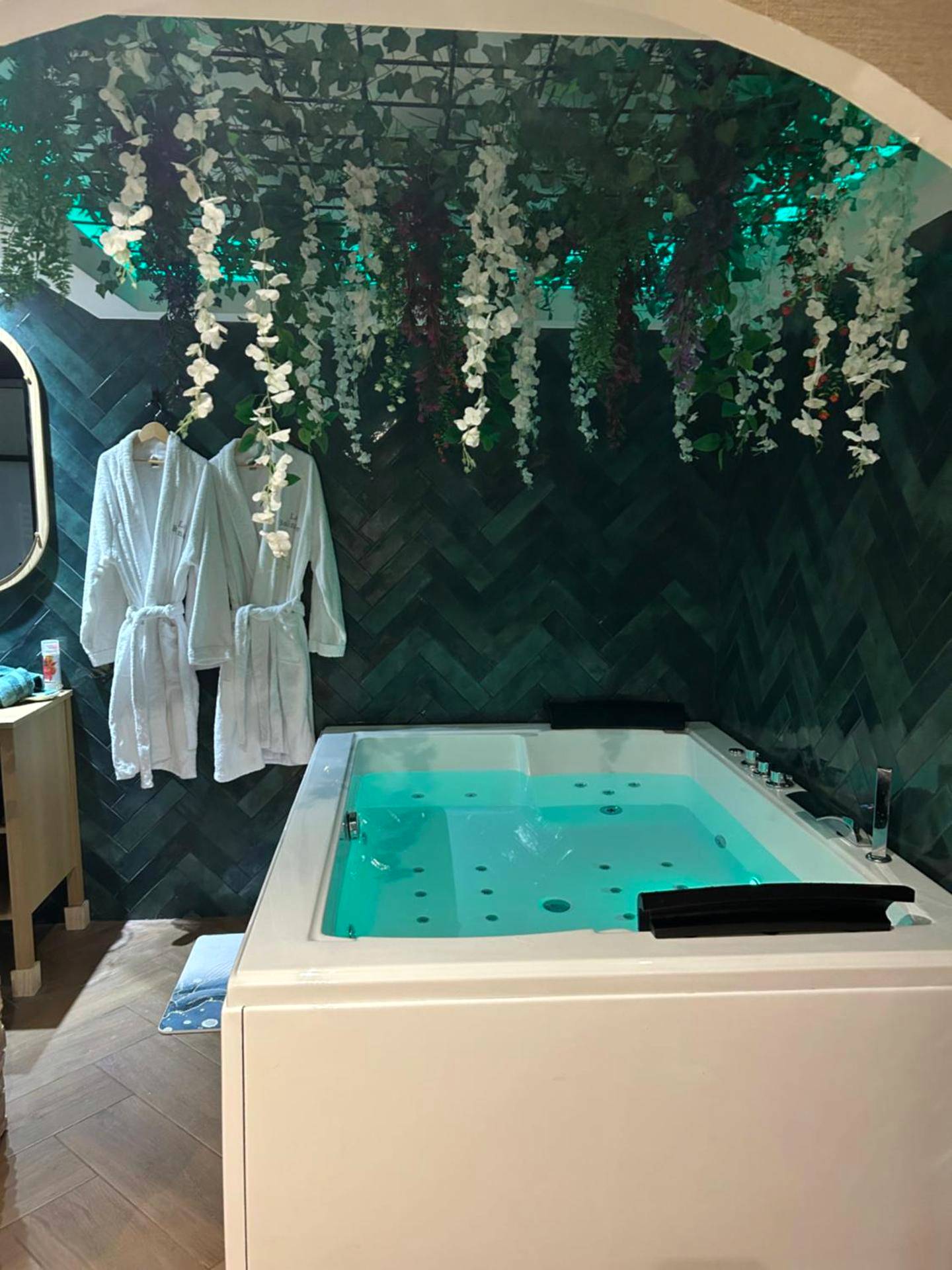 Baignoire balnéo avec fleurs suspendues - Love Room Gaillon - La Balinaise, a Normandy getaway