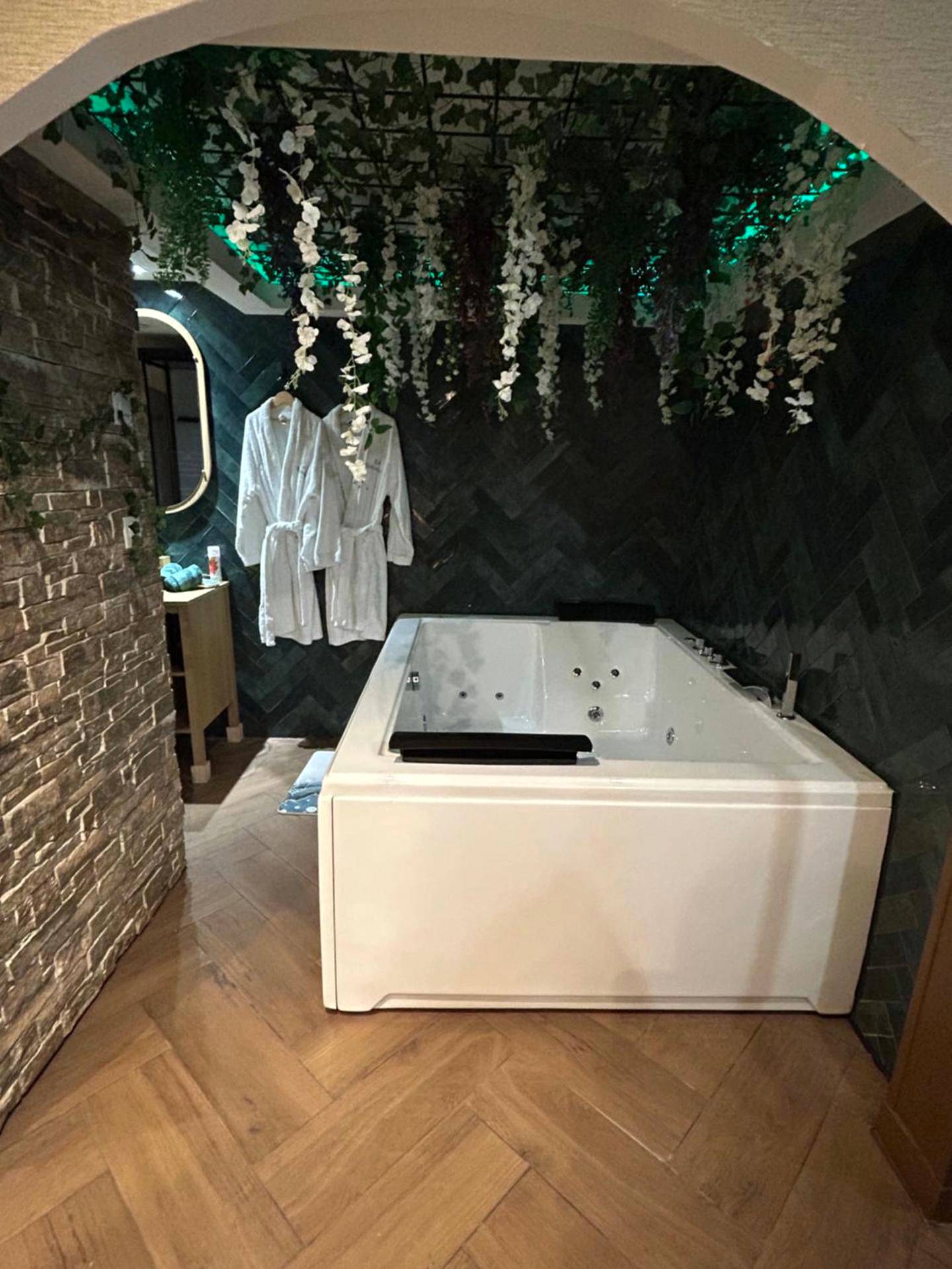 Jacuzzi privatif et peignoirs blancs - La Balinaise, a Normandy getaway