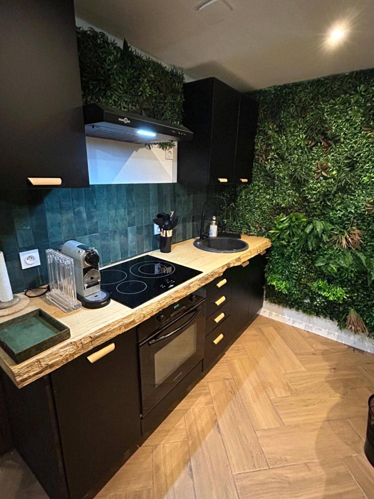 Cuisine équipée avec mur végétal - La Balinaise, a Normandy getaway