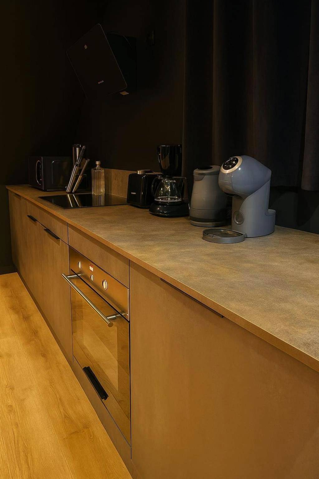 Cuisine équipée avec cafetière et four - Love Room - Balnéo - Parking privé