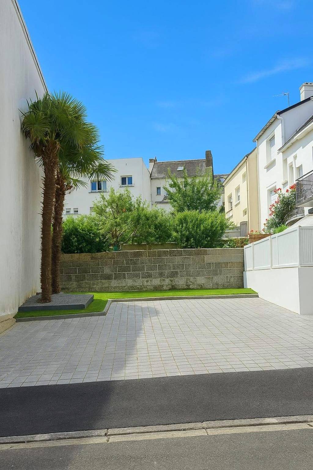 Cour extérieure pavée avec palmiers - Love Room - Balnéo - Parking privé