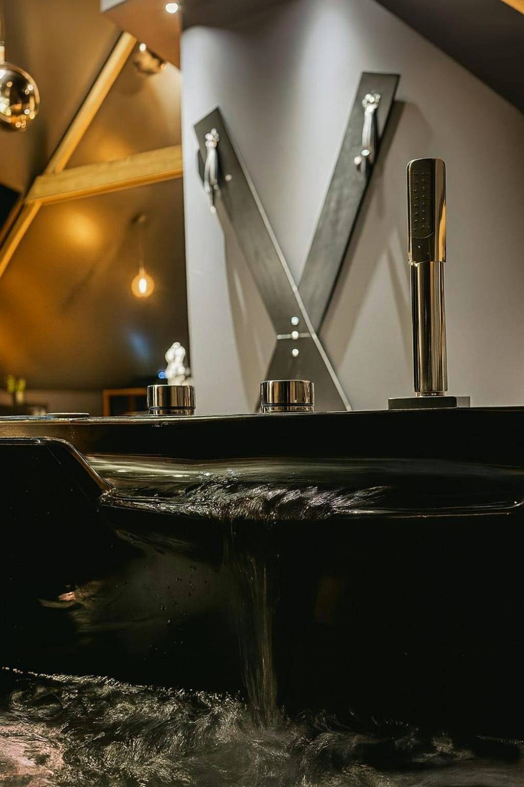 Baignoire balnéo noire et croix de Saint - André - Love Room - Balnéo - Parking privé