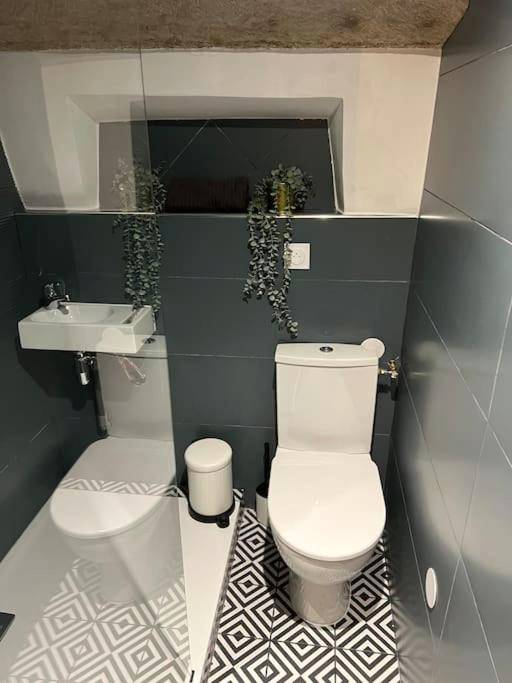 Toilettes modernes avec sol à motifs - La balnéo du Couvent