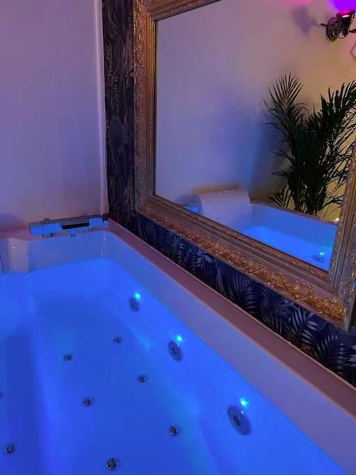 Baignoire balnéo avec éclairage bleu et miroir - La balnéo du Couvent
