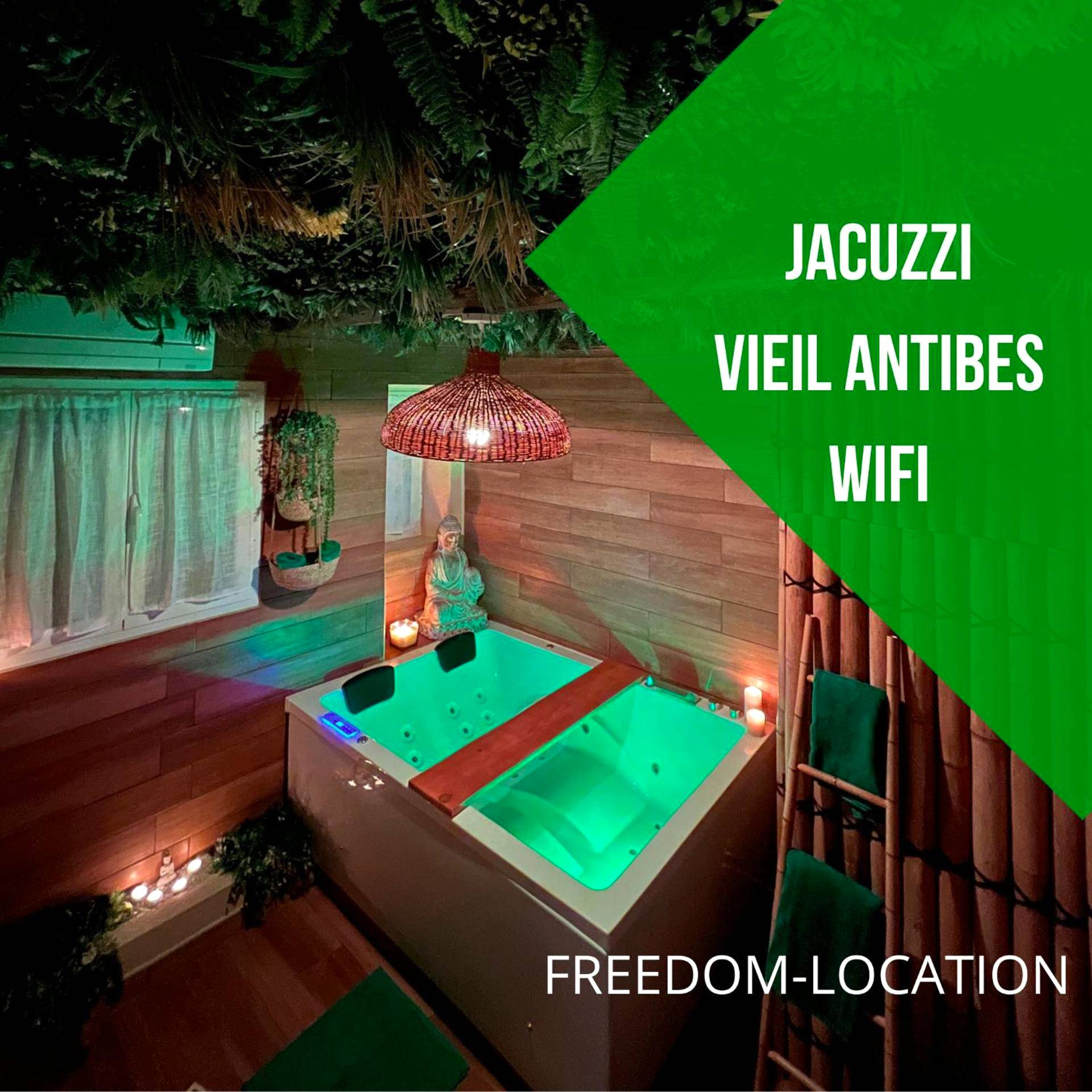 Jacuzzi privatif avec éclairage vert néon - Love Room Antibes - Le balneo jacuzzi Vieil Antibes Safranier
