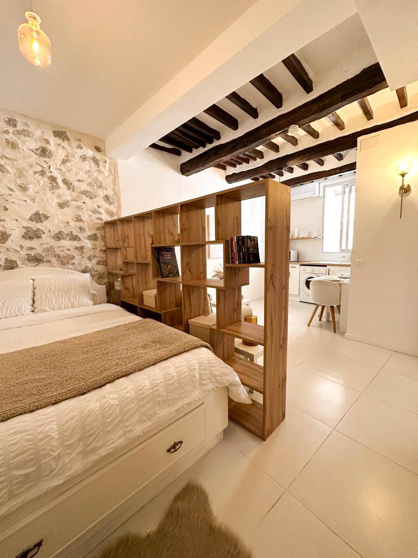Chambre avec mur en pierre et poutres apparentes - Le balneo jacuzzi Vieil Antibes Safranier