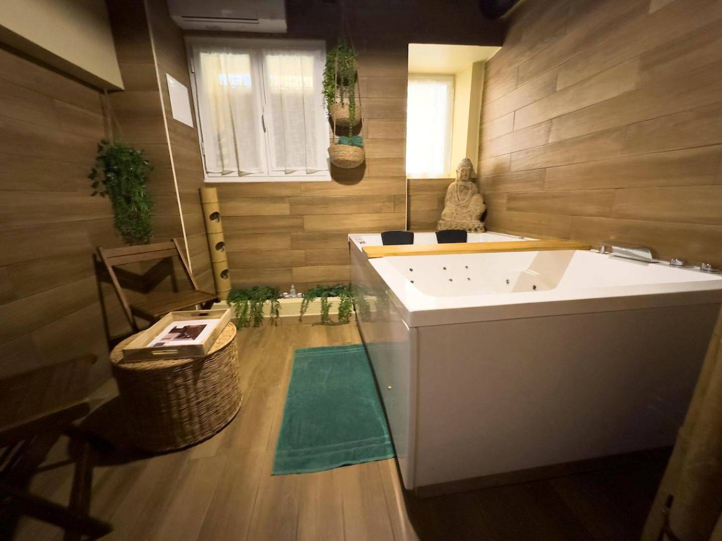 Espace détente avec jacuzzi et statue de Bouddha - Le balneo jacuzzi Vieil Antibes Safranier