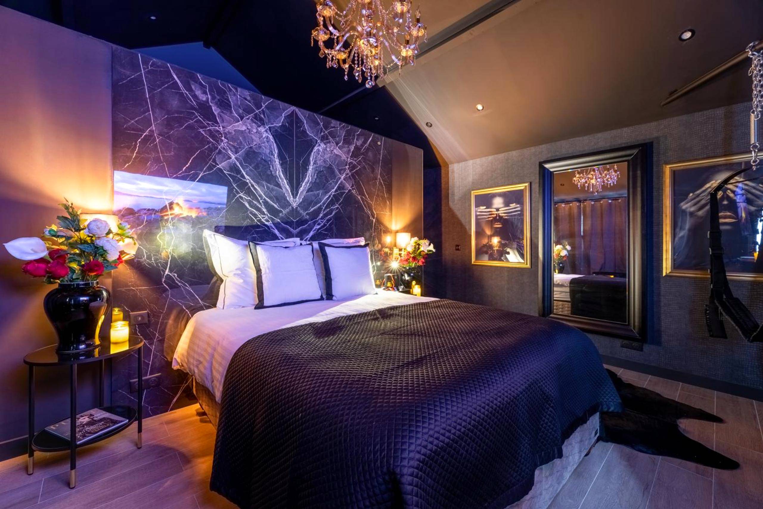 Chambre avec lit double et lustre en cristal - Love Room Rouen - Balnéo, sauna et de nombreuses surprises
