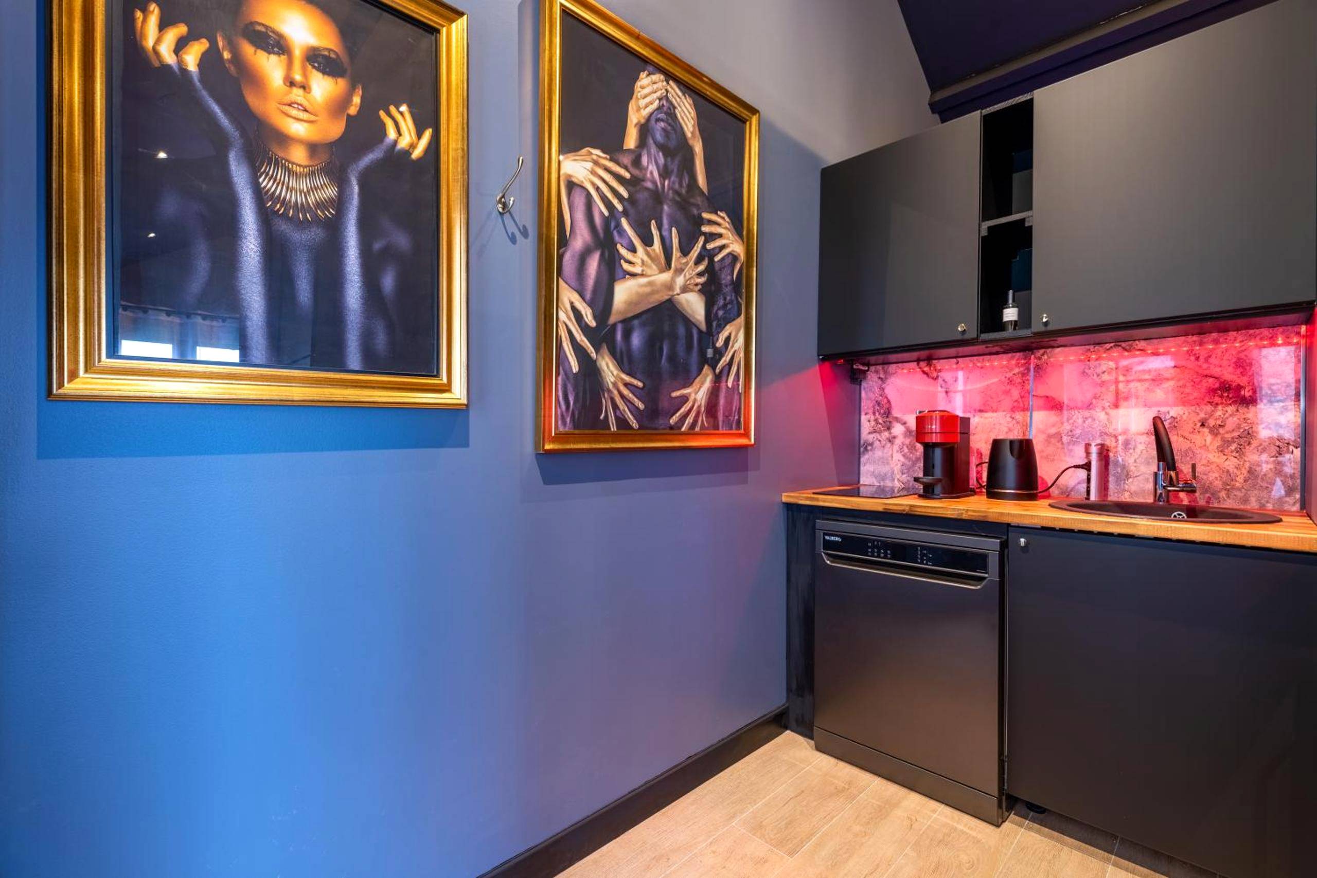 Espace cuisine équipée avec décoration moderne - Balnéo, sauna et de nombreuses surprises