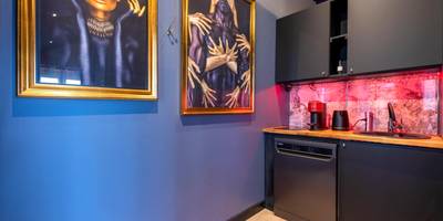 Espace cuisine équipée avec décoration moderne - Balnéo, sauna et de nombreuses surprises