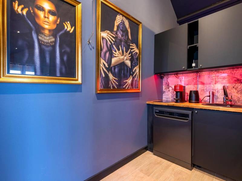 Espace cuisine équipée avec décoration moderne - Balnéo, sauna et de nombreuses surprises