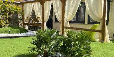 Terrasse aménagée avec rideaux et gazon - Balnéo, sauna et de nombreuses surprises