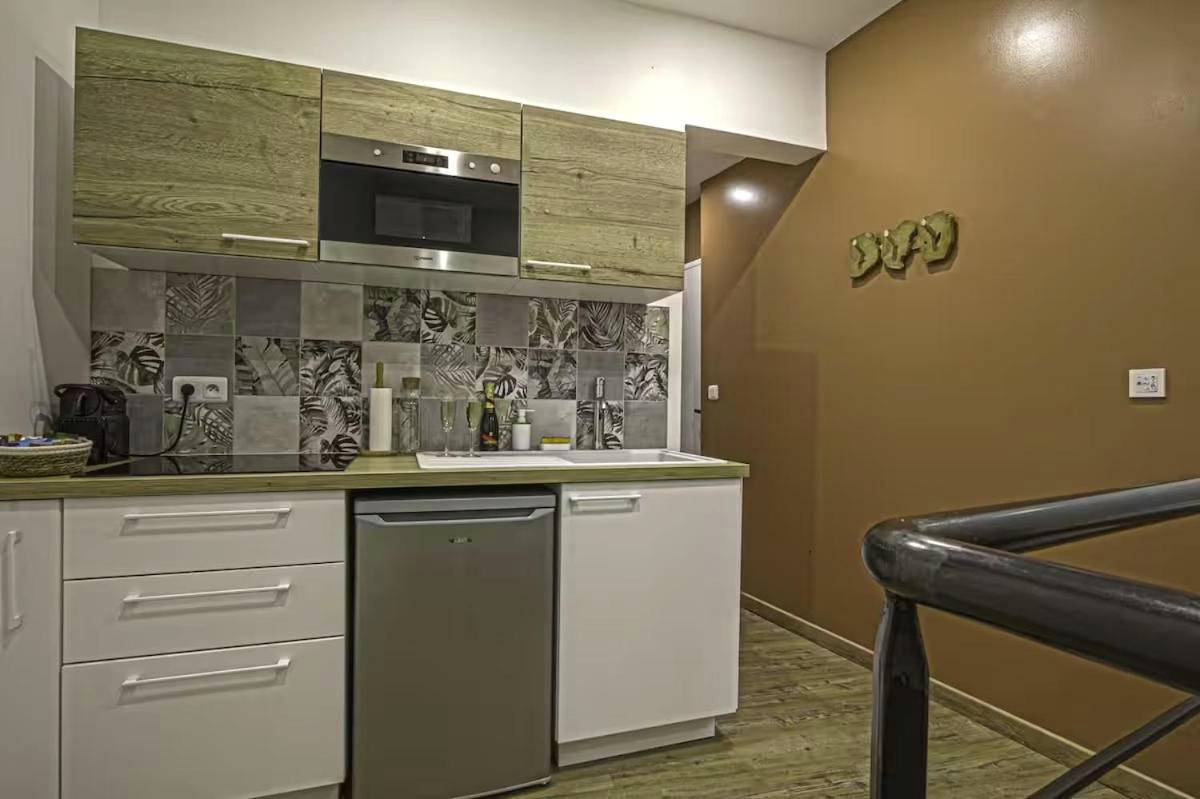 Kitchenette équipée avec micro - ondes et frigo - Love room balnéo sauna Le Havre