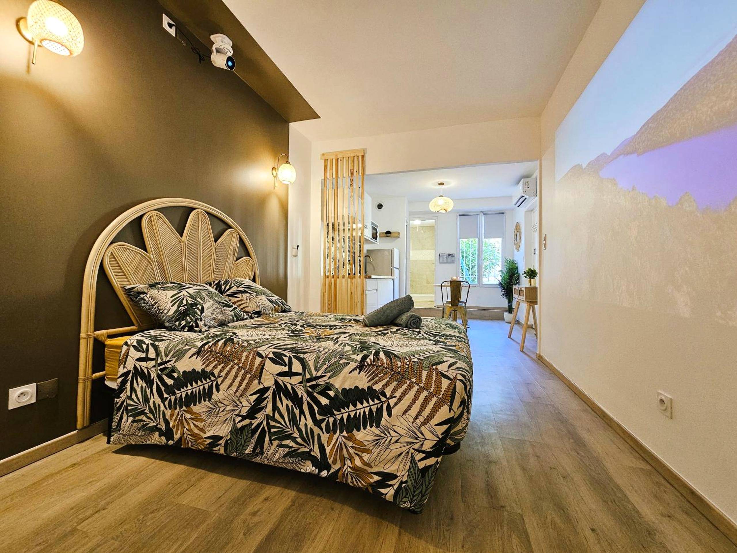 Lit double avec tête de lit en rotin - Tout confort ! Balnéo, Sauna, Cinéma, Climatisation, Parking, WiFi