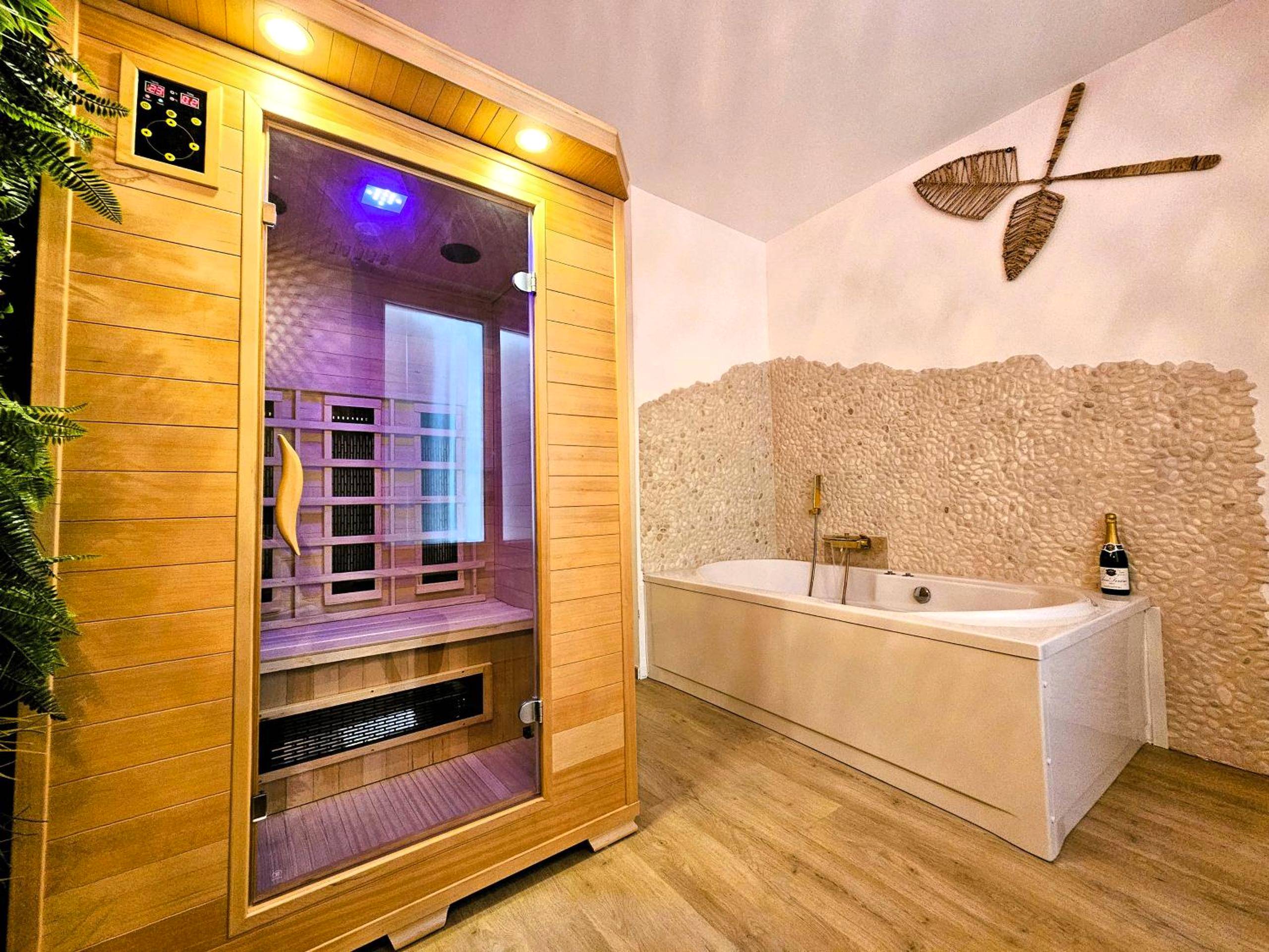Espace bien - être avec sauna et baignoire - Tout confort ! Balnéo, Sauna, Cinéma, Climatisation, Parking, WiFi