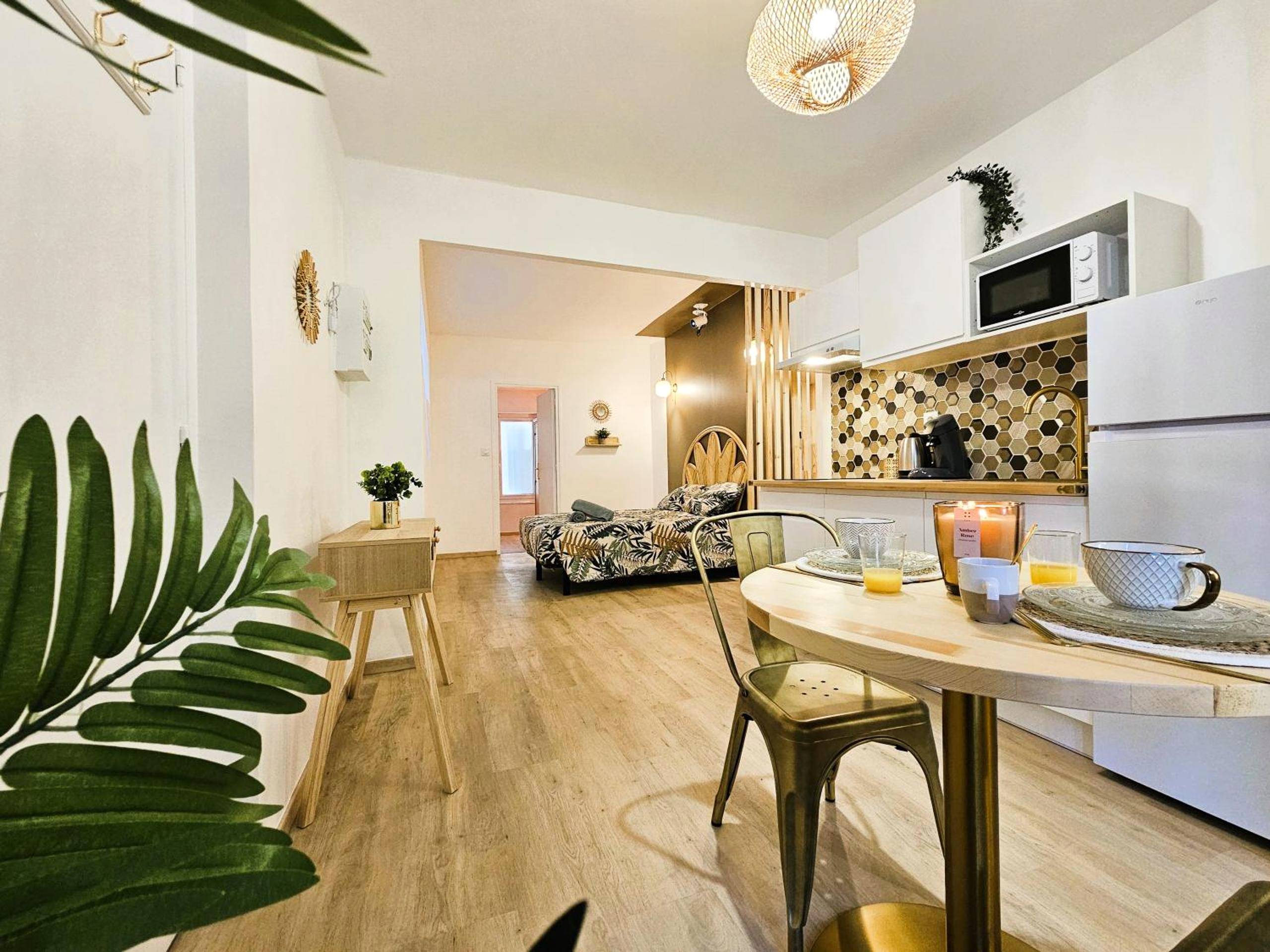 Coin repas et cuisine ouverte sur la chambre - Tout confort ! Balnéo, Sauna, Cinéma, Climatisation, Parking, WiFi