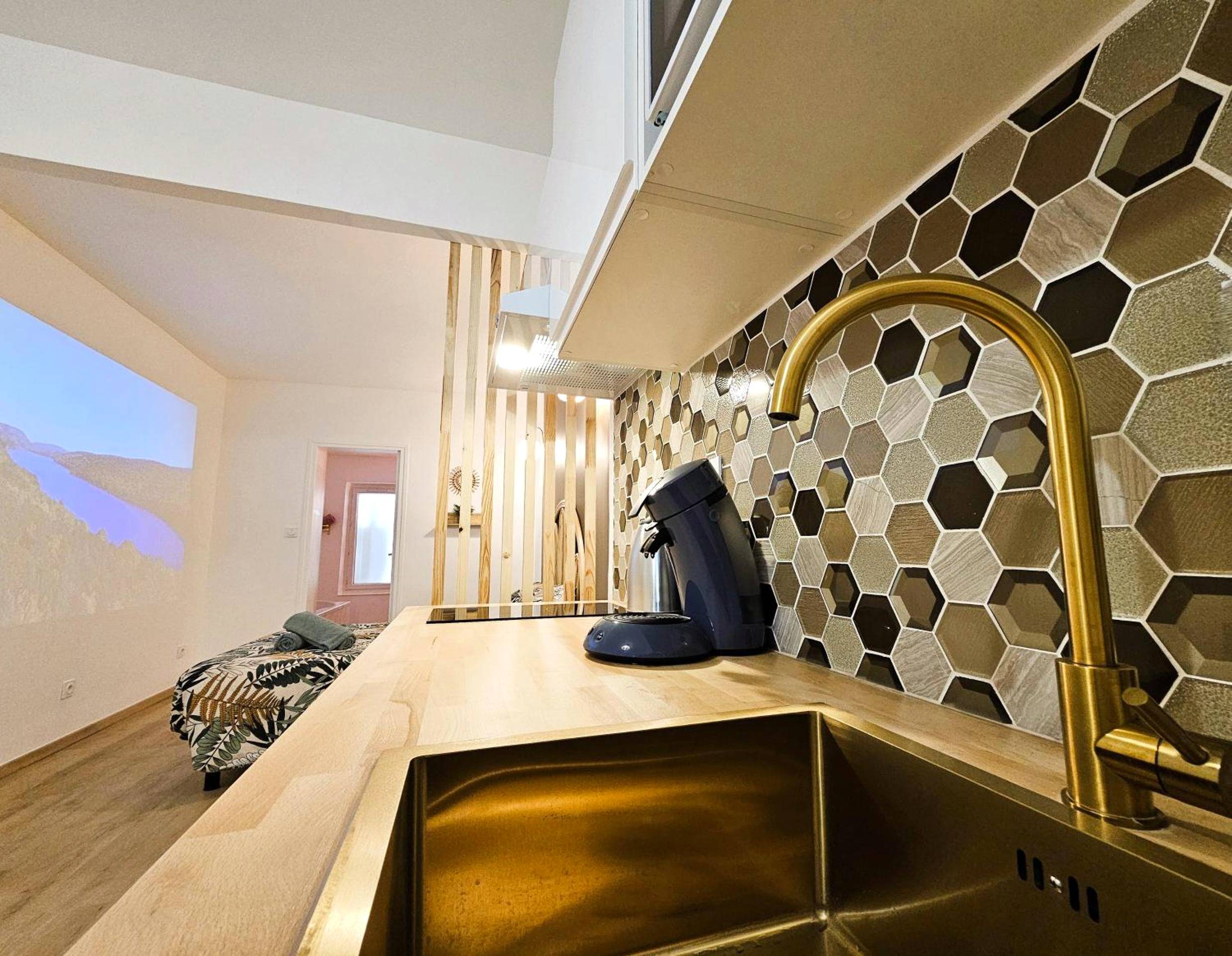 Évier doré et crédence en mosaïque hexagonale - Tout confort ! Balnéo, Sauna, Cinéma, Climatisation, Parking, WiFi