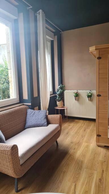 Salon de détente avec canapé en rotin - Balnéo