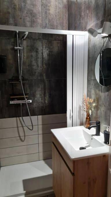 Salle d'eau moderne avec douche et vasque - Balnéo
