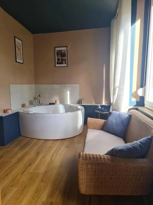 Baignoire balnéo ronde et espace salon - Balnéo